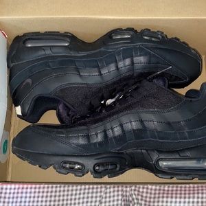 Nike Airmax 95 Essentials. (CHECK DESCRIPTION)
